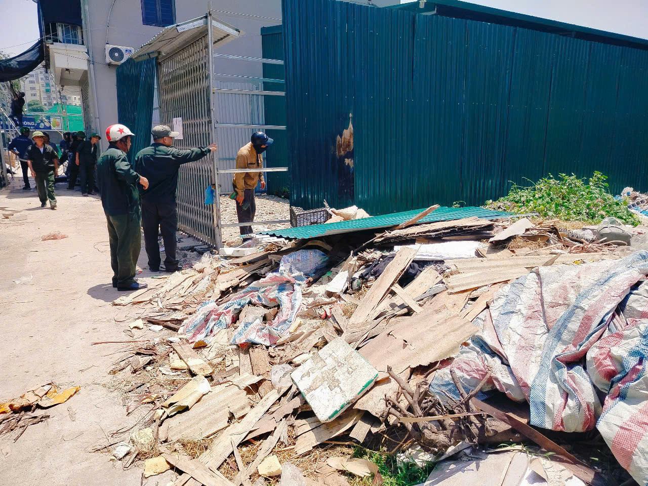 Nhà lợp tôn vừa được xây dựng trong vài ngày qua. Nhà lợp tôn vừa được xây dựng trong vài ngày qua.