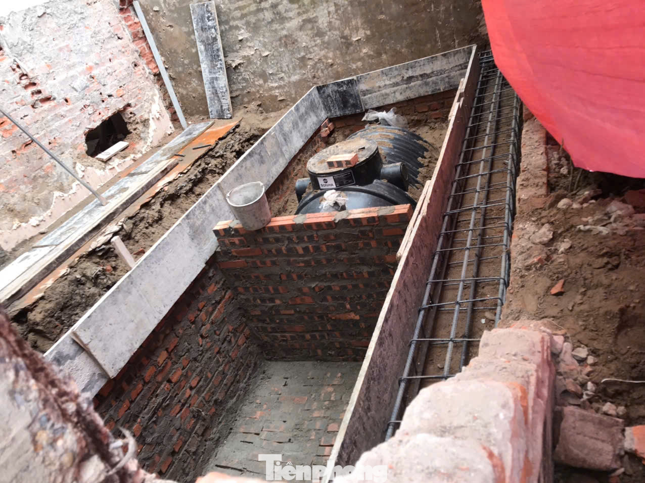 Tuy vậy, theo tìm hiểu của PV Tiền Phong, 3 ngôi nhà kỳ lạ mọc lên trên đường Nguyễn Tuân vừa được xây dựng trong thời gian gần đây. Trên ảnh là công trình đổ móng một trong ba ngôi nhà thời điểm cơ quan chức năng đang tiến hành GPMB. Ảnh do người dân cung cấp. Tuy vậy, theo tìm hiểu của PV Tiền Phong, 3 ngôi nhà kỳ lạ mọc lên trên đường Nguyễn Tuân vừa được xây dựng trong thời gian gần đây. Trên ảnh là công trình đổ móng một trong ba ngôi nhà thời điểm cơ quan chức năng đang tiến hành GPMB. Ảnh do người dân cung cấp.