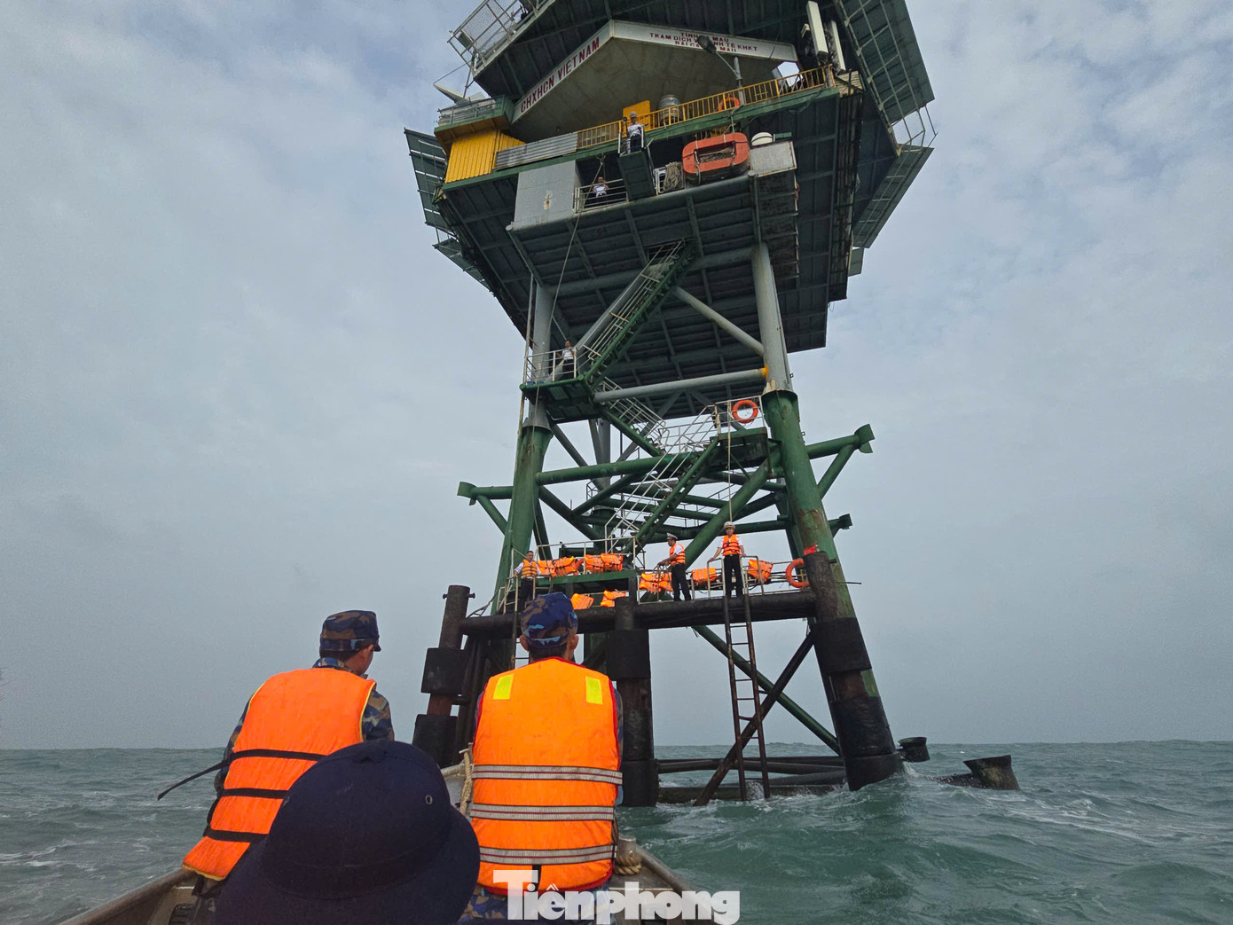 Xuồng tiếp cận nhà giàn DK1/10 để đưa đoàn công tác lên nhà giàn chúc Tết các chiến sĩ.