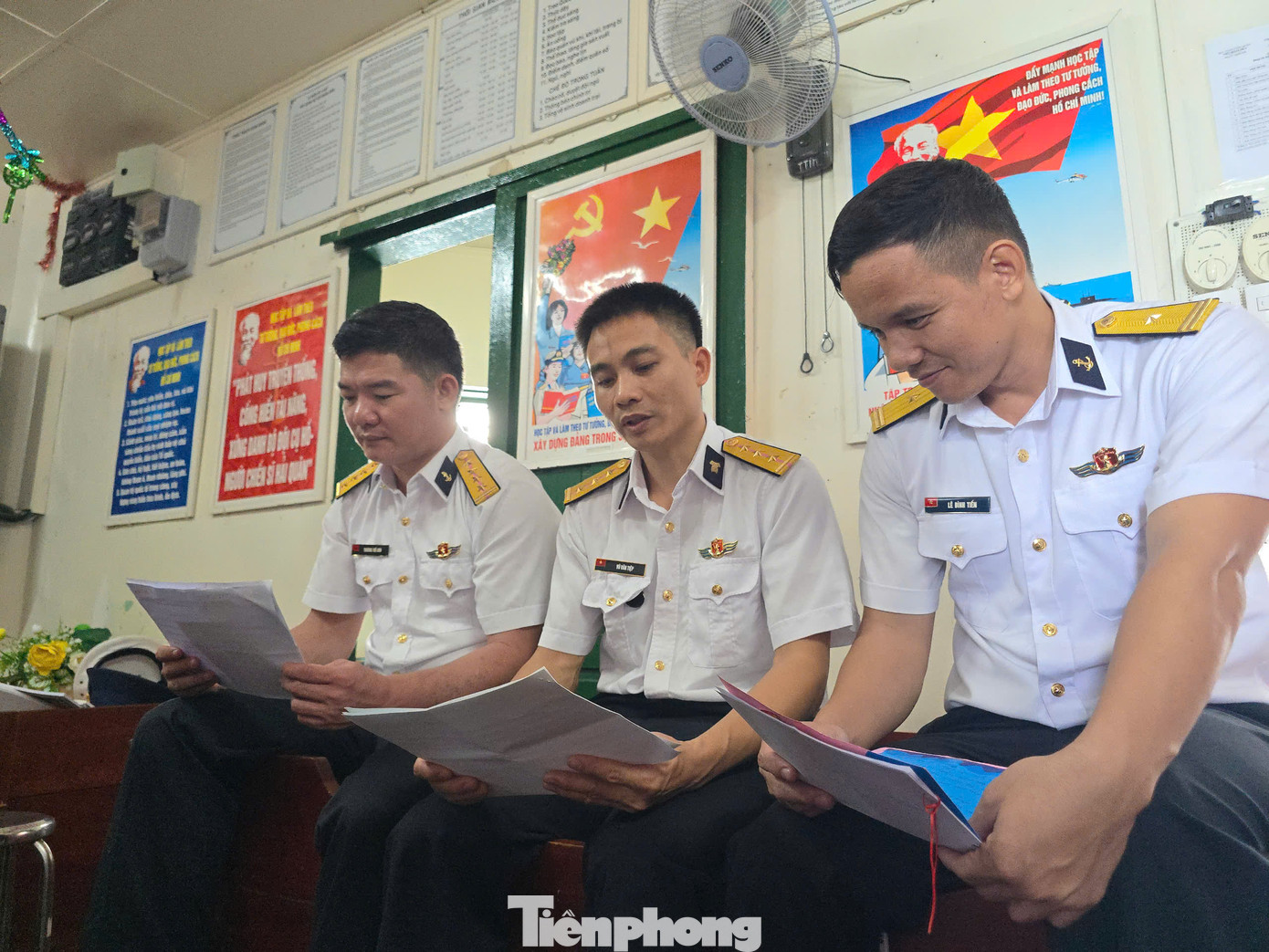 Cụm nhà giàn DK1 (kinh tế - khoa học - dịch vụ) được xây dựng tại khu vực bãi đá ngầm trên thềm lục địa phía Nam. Trải qua hơn 35 năm nơi đầu sóng ngọn gió, mỗi nhà giàn như một cột mốc chủ quyền, "đôi mắt thần" trên biển. Những người lính hải quân cũng trở thành điểm tựa cho ngư dân yên tâm vươn khơi bám biển. Như cứu nạn tàu đánh cá Việt Nam bị nạn, cấp cứu điều trị bệnh cho ngư dân, giúp đỡ nước ngọt, nhiên liệu, lương thực, cấp phát thuốc cho tàu đánh cá... Cụm nhà giàn DK1 (kinh tế - khoa học - dịch vụ) được xây dựng tại khu vực bãi đá ngầm trên thềm lục địa phía Nam. Trải qua hơn 35 năm nơi đầu sóng ngọn gió, mỗi nhà giàn như một cột mốc chủ quyền, "đôi mắt thần" trên biển. Những người lính hải quân cũng trở thành điểm tựa cho ngư dân yên tâm vươn khơi bám biển. Như cứu nạn tàu đánh cá Việt Nam bị nạn, cấp cứu điều trị bệnh cho ngư dân, giúp đỡ nước ngọt, nhiên liệu, lương thực, cấp phát thuốc cho tàu đánh cá...