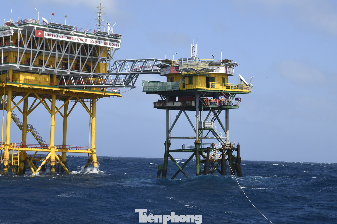 Những chiến sĩ giữa biển khơi mênh mông, không thể đón tiếp đoàn công tác bằng tay bắt mặt mừng, không thể trực tiếp nhận quà Tết. Nhưng điều đó không ngăn cản được sự kết nối giữa đất liền và nhà giàn. Những chiến sĩ giữa biển khơi mênh mông, không thể đón tiếp đoàn công tác bằng tay bắt mặt mừng, không thể trực tiếp nhận quà Tết. Nhưng điều đó không ngăn cản được sự kết nối giữa đất liền và nhà giàn.