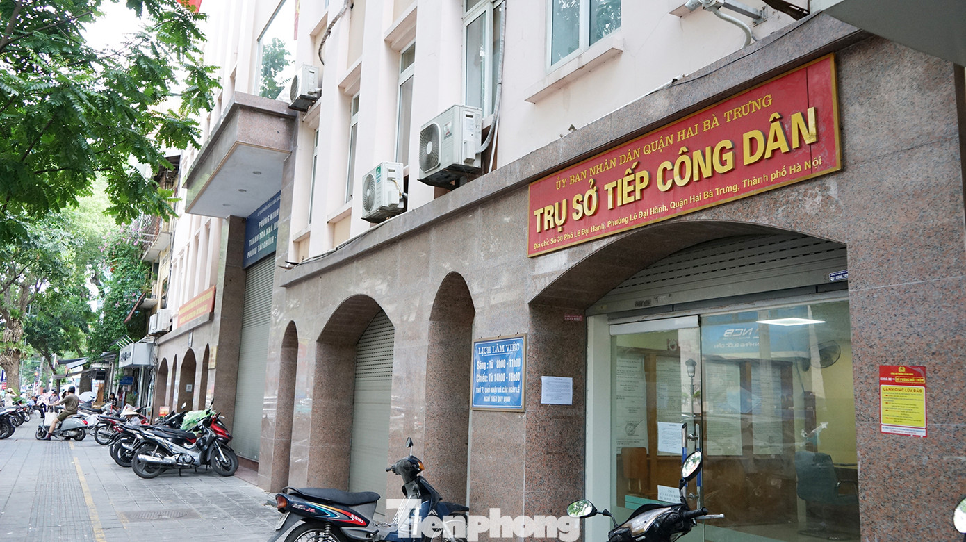 Thời điểm này, 30 quận, huyện, thị xã trên địa bàn thành phố Hà Nội đang chỉ đạo các xã, phường, thị trấn thực hiện công tác khánh tiết, sửa chữa nhỏ… trụ sở hành chính của 126 đơn vị hành chính mới. Ghi nhận của PV tại trụ sở UBND quận Hai Bà Trưng tại địa chỉ 30 Lê Đại Hành - dự kiến là trụ sở HĐND-UBND phường Hai Bà Trưng mới đang được khẩn trương sửa chữa.