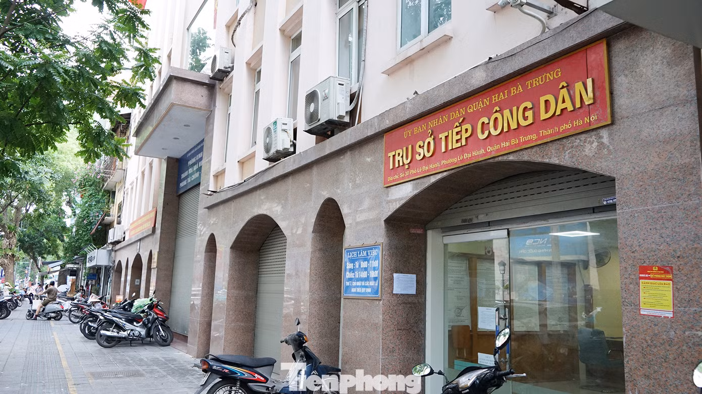 Thời điểm này, 30 quận, huyện, thị xã trên địa bàn thành phố Hà Nội đang chỉ đạo các xã, phường, thị trấn thực hiện công tác khánh tiết, sửa chữa nhỏ… trụ sở hành chính của 126 đơn vị hành chính mới. Ghi nhận của PV tại trụ sở UBND quận Hai Bà Trưng tại địa chỉ 30 Lê Đại Hành - dự kiến là trụ sở HĐND-UBND phường Hai Bà Trưng mới đang được khẩn trương sửa chữa.