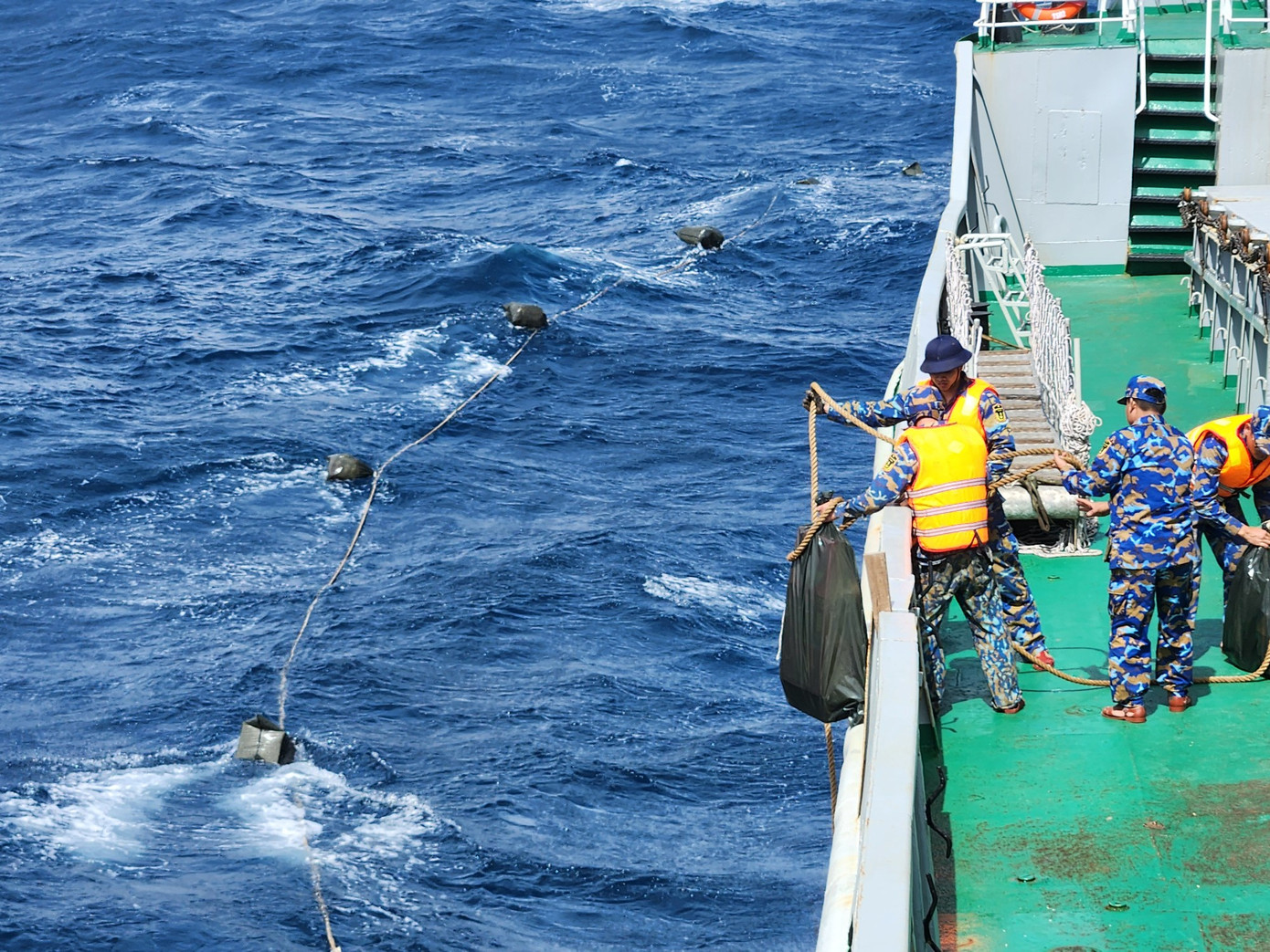 Tuy nhiên với những túi quà có trọng lượng lớn thì phải buộc xa nhau hơn để dễ kéo lên nhà giàn. Tuy nhiên với những túi quà có trọng lượng lớn thì phải buộc xa nhau hơn để dễ kéo lên nhà giàn.