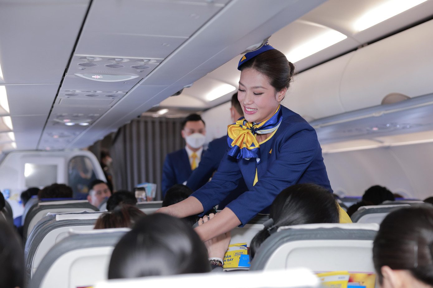 Đội ngũ tiếp viên phục vụ hành khách trên chuyến bay quốc tế đầu tiên