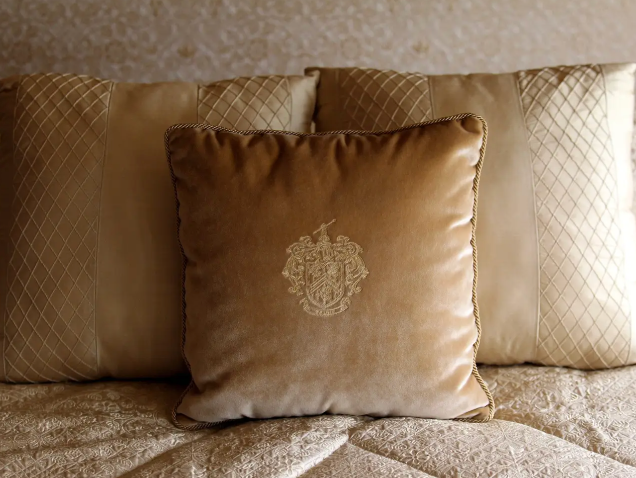 Tựa đầu và gối được thêu biểu tượng của gia đình ông Trump (Ảnh: Getty).