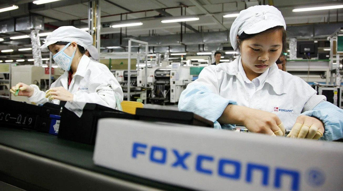 Foxconn - nhà sản xuất thiết bị gốc (OEM) lớn nhất và lâu đời nhất của Apple - đã thông báo đầu tư 300 triệu USD vào một nhà máy mới ở Bắc Giang. Tại đây, Foxconn dự kiến sẽ lắp ráp các sản phẩm Macbook. Foxconn - nhà sản xuất thiết bị gốc (OEM) lớn nhất và lâu đời nhất của Apple - đã thông báo đầu tư 300 triệu USD vào một nhà máy mới ở Bắc Giang. Tại đây, Foxconn dự kiến sẽ lắp ráp các sản phẩm Macbook.