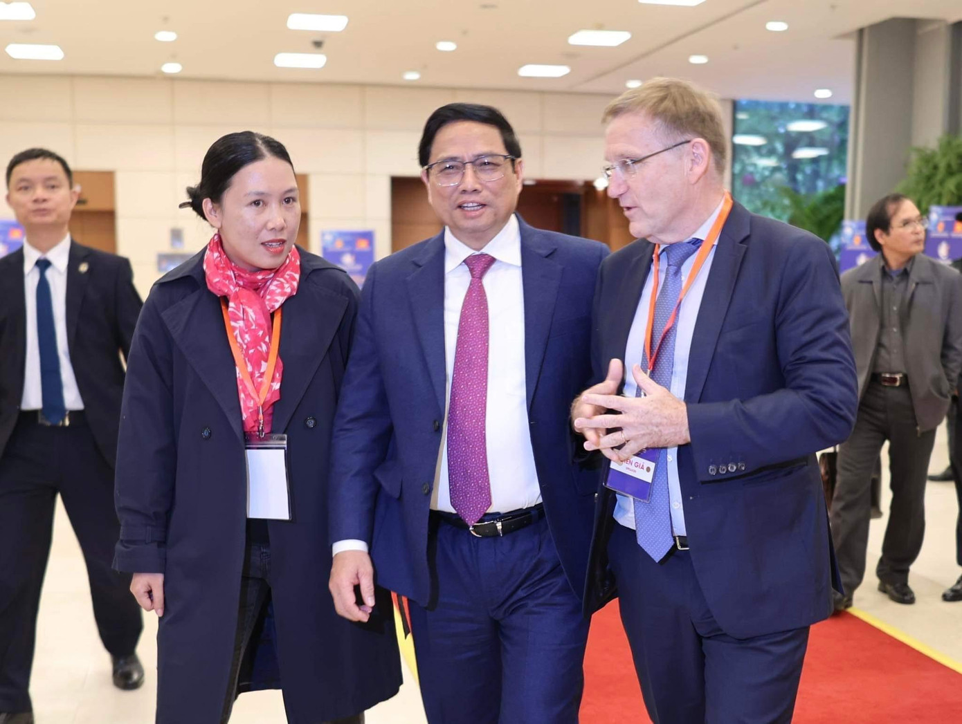 Người đứng đầu Chính phủ và các đại biểu trong không gian diễn đàn (Ảnh: Như Ý).