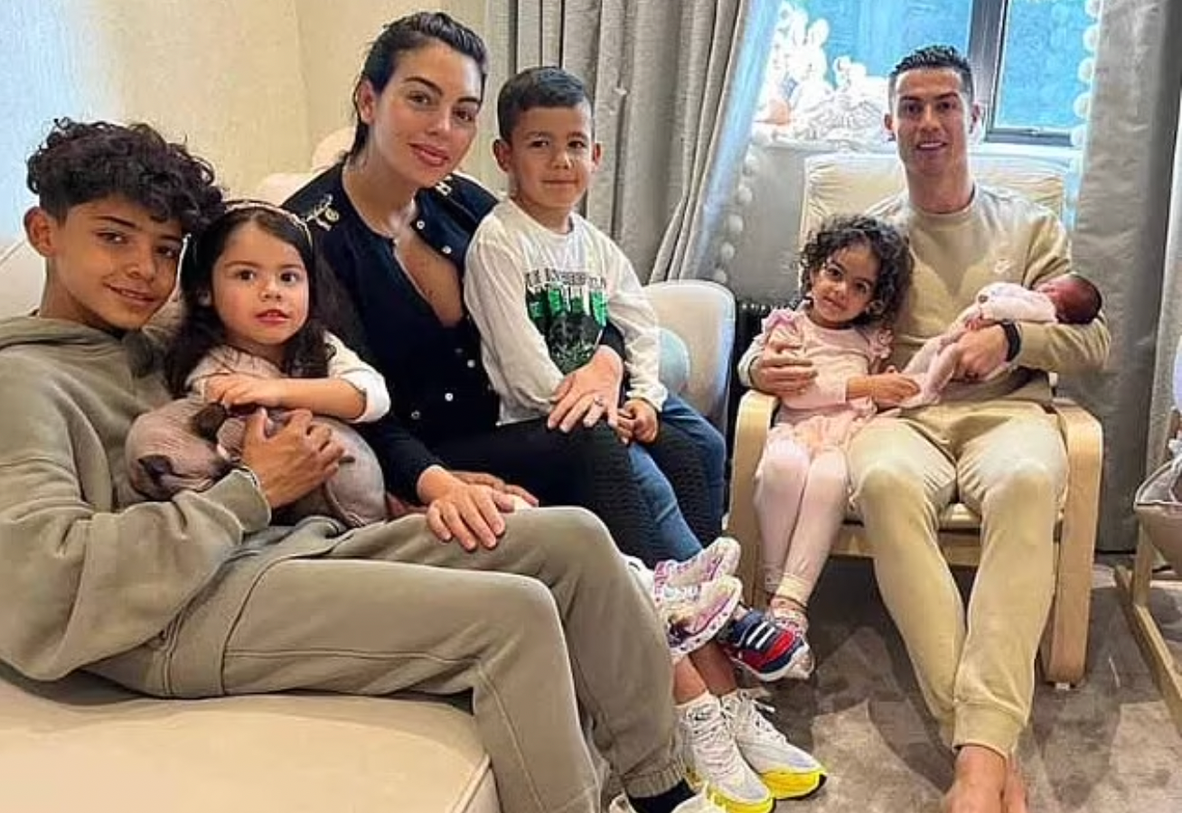 Ronaldo đã đồng ý đầu quân cho câu lạc bộ Al Nassr với hợp đồng trị giá 200 triệu euro. Ronaldo đã đồng ý đầu quân cho câu lạc bộ Al Nassr với hợp đồng trị giá 200 triệu euro.