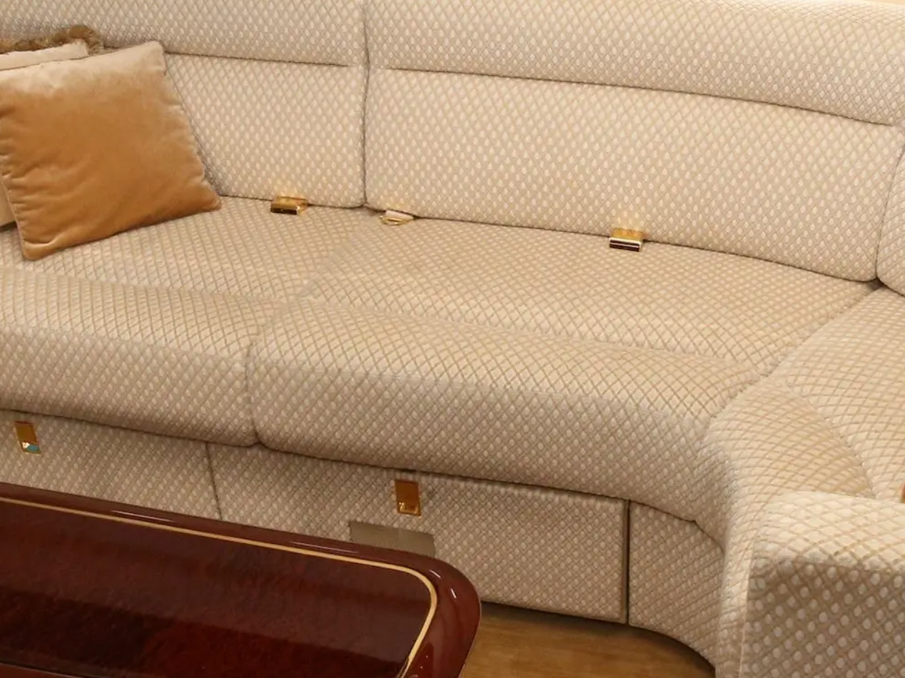 Dây đeo an toàn và các chi tiết khác trong khoang máy bay được mạ vàng 24K (Ảnh: Getty).