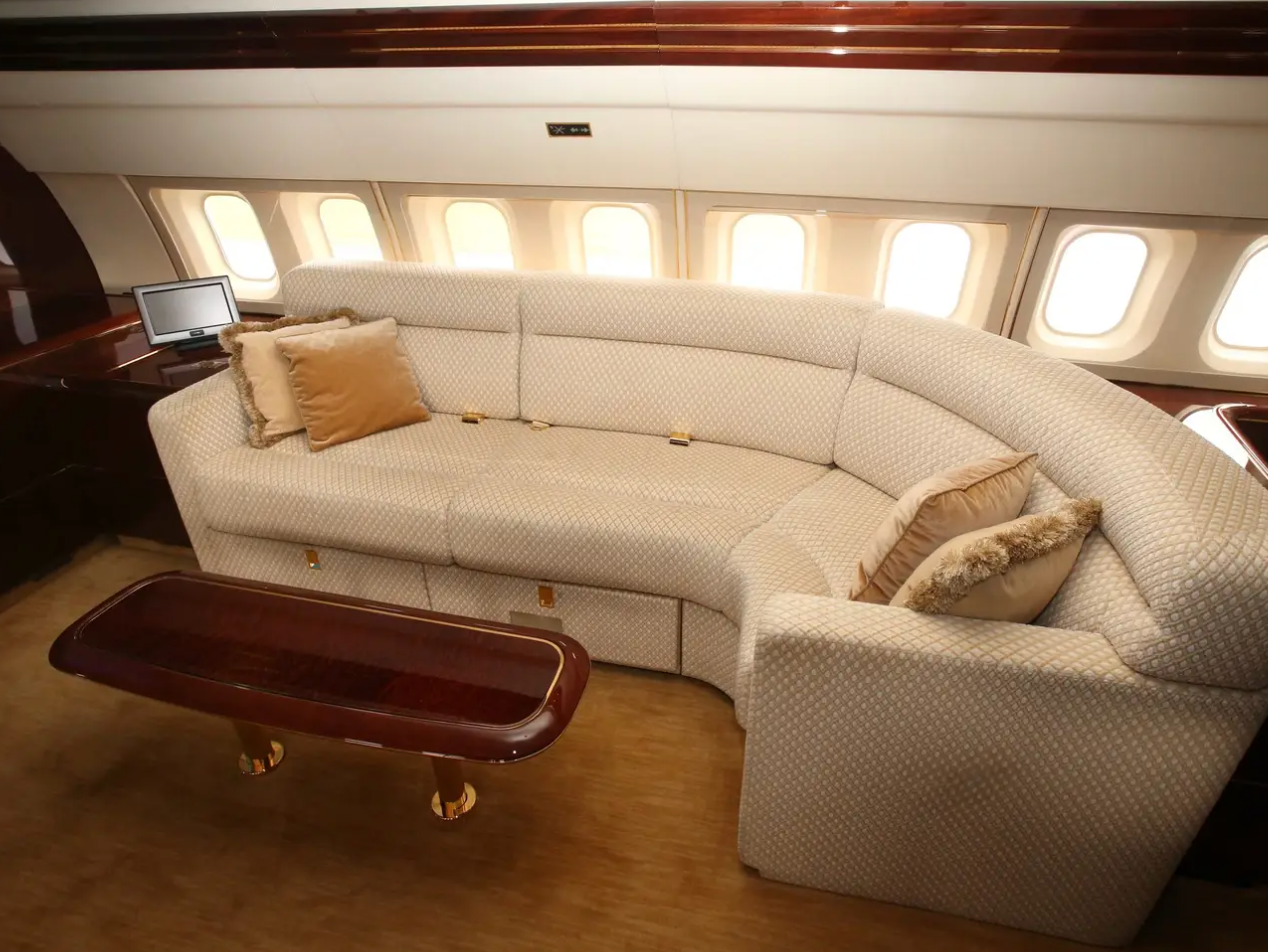 Phòng chính của chiếc máy bay được trang bị ghế bành, sofa và một phòng chiếu phim trên không với màn hình tivi 57 inch, hệ thống âm thanh đẳng cấp như một rạp chiếu phim ở Hollywood (Ảnh: Getty).