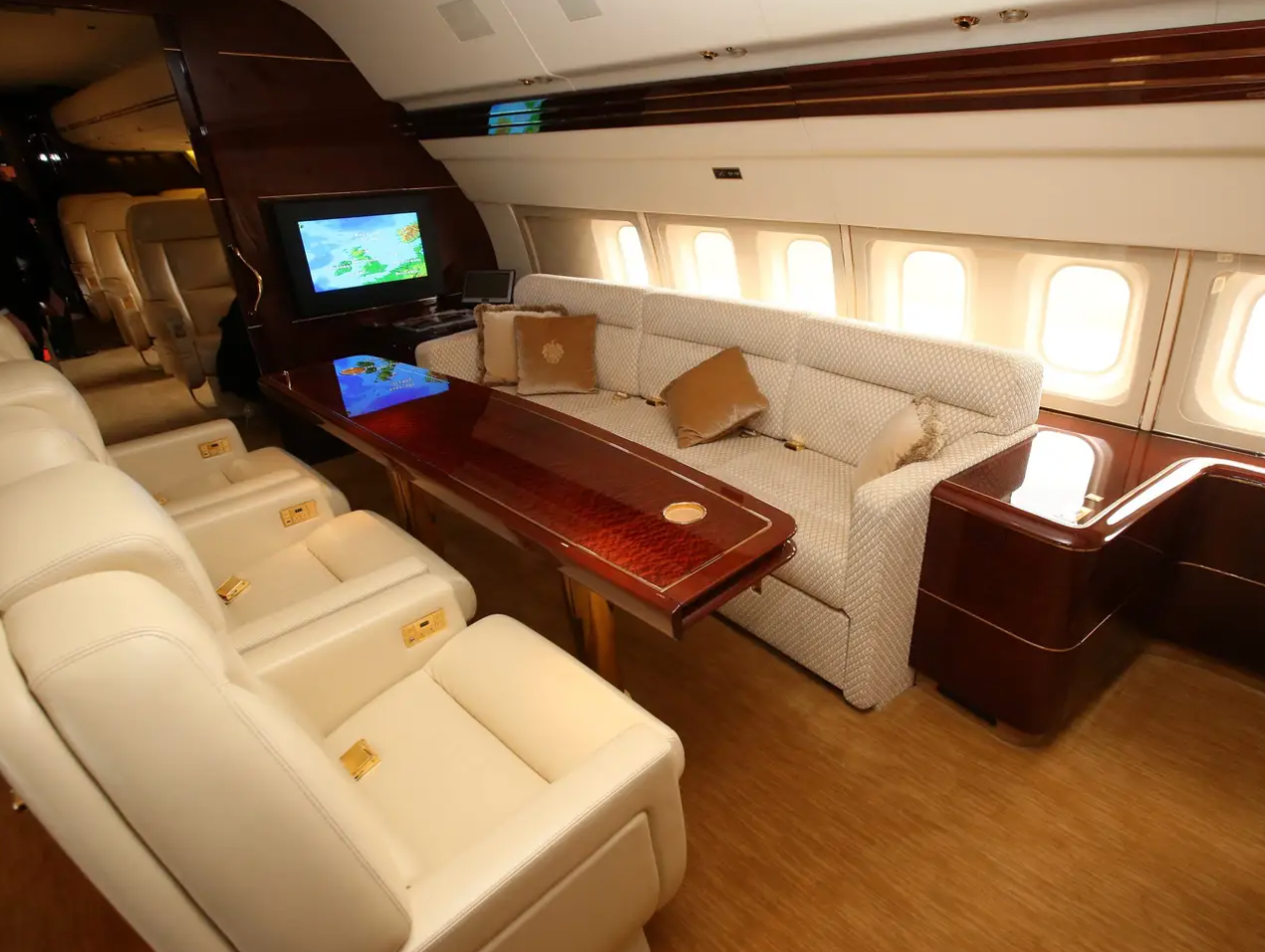 Sau bếp là khoang hạng nhất và khu vực ăn uống (Ảnh: Getty).