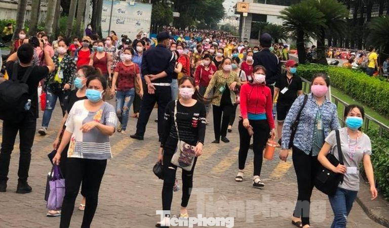 Công nhân Công ty Pouyuen vui mừng khi được tăng thưởng Tết. Công nhân Công ty Pouyuen vui mừng khi được tăng thưởng Tết.