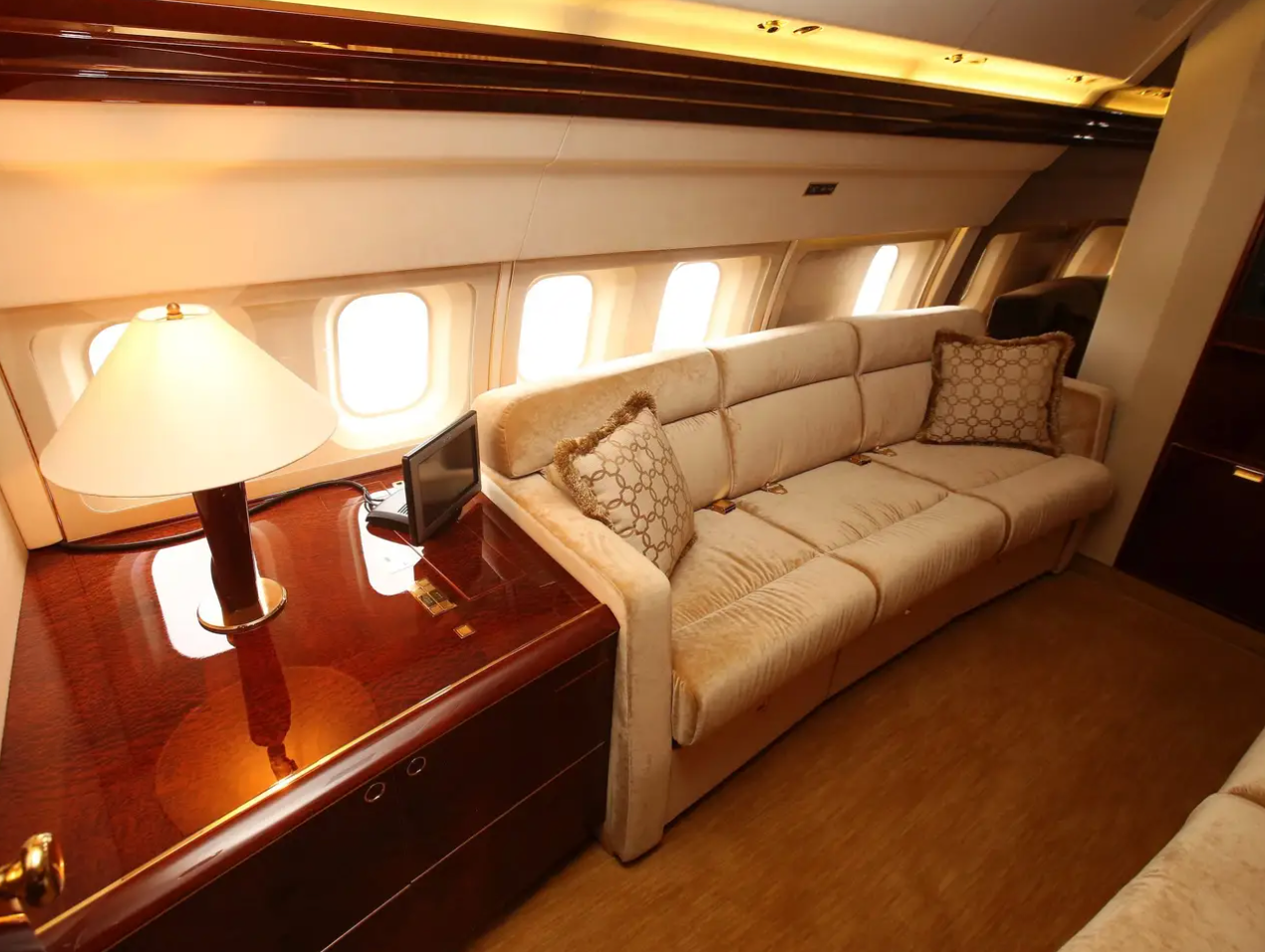 Trên lâu đài bay của ông Trump có vài phòng ngủ, bao gồm cả phòng dành cho khách với nội thất bằng gỗ, hệ thống giải trí cùng hai chiếc ghế dài có thể chuyển thành một giường đôi (Ảnh: Getty).