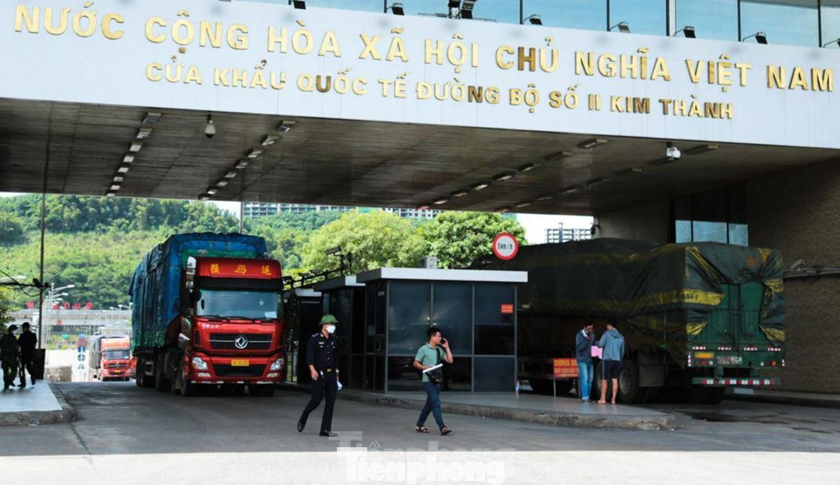 Hoạt động xuất nhập khẩu hàng hóa tại cửa khẩu quốc tế đường bộ số II Kim Thành (Ảnh: Hân Nguyễn).