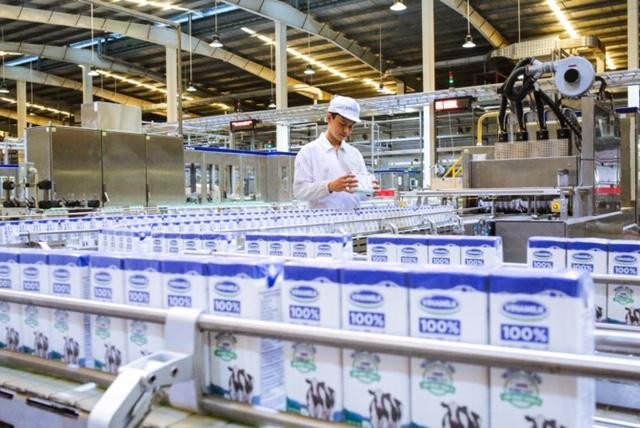 Với gần 2,1 tỷ cổ phiếu đang lưu hành, dự kiến Vinamilk sẽ thanh toán tổng cộng hơn 2.900 tỷ đồng để trả cổ tức cho cổ đông. Với gần 2,1 tỷ cổ phiếu đang lưu hành, dự kiến Vinamilk sẽ thanh toán tổng cộng hơn 2.900 tỷ đồng để trả cổ tức cho cổ đông.