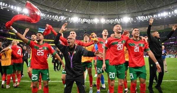 Đội tuyển Morocco hạ gục Bồ Đào Nha ở tứ kết và giành suất đá bán kết World Cup 2022. Các cầu thủ Morocco trở thành hiện tượng gây sốt với toàn thế giới (Ảnh: AFP).