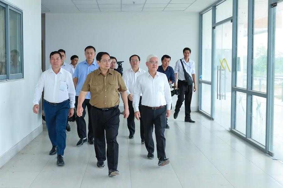 Thủ tướng kiểm tra dự án bệnh viện Bình Dương (ảnh: VGP).