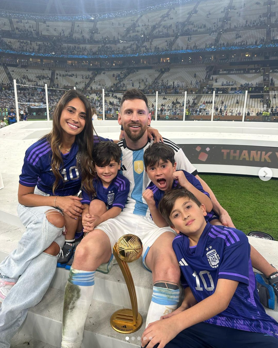 Messi chia sẻ niềm hạnh phúc cùng vợ Antonela Roccuzzo và 3 cậu con trai khi cùng Argentina vô địch World Cup 2022 (Ảnh: Instagram). Messi chia sẻ niềm hạnh phúc cùng vợ Antonela Roccuzzo và 3 cậu con trai khi cùng Argentina vô địch World Cup 2022 (Ảnh: Instagram).