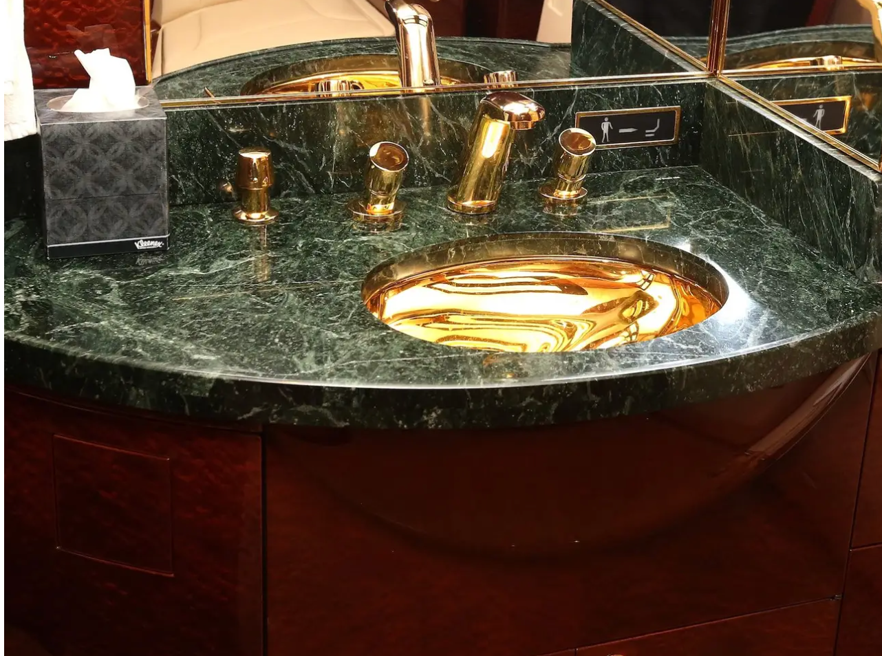 Cựu Tổng thống Mỹ cũng sử dụng một phòng tắm master với bồn rửa và vòi được mạ vàng, ốp đá xanh (Ảnh: Getty).