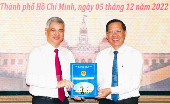 Chủ tịch UBND TPHCM Phan Văn Mãi (phải) trao quyết định cho ông Lê Duy Minh.
