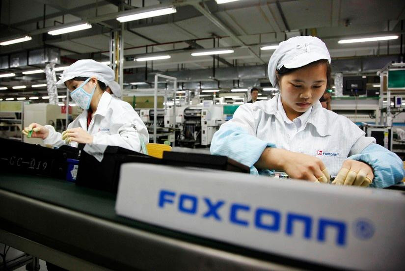 Tập đoàn Apple đang đẩy nhanh quá trình chuyển sản xuất ra khỏi Trung Quốc (Ảnh: Reuters). Tập đoàn Apple đang đẩy nhanh quá trình chuyển sản xuất ra khỏi Trung Quốc (Ảnh: Reuters).