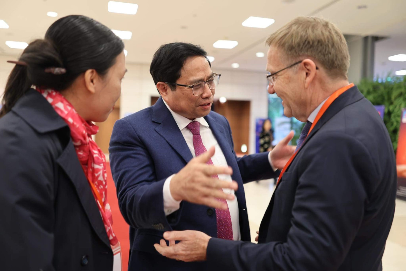 Thủ tướng trao đổi với các đại biểu (Ảnh: Như Ý).