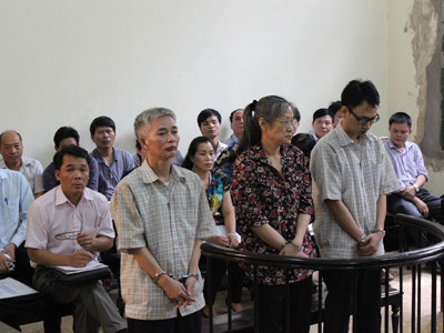 Công chứng viên Hoàng Văn Sự (ngoài cùng bên trái) lĩnh án vì không kiểm tra kỹ hồ sơ góp vốn khi ký công chứng, tạo điều kiện cho kẻ xấu chiếm đoạt tiền tỷ. Ảnh: Bảo Thắng. Công chứng viên Hoàng Văn Sự (ngoài cùng bên trái) lĩnh án vì không kiểm tra kỹ hồ sơ góp vốn khi ký công chứng, tạo điều kiện cho kẻ xấu chiếm đoạt tiền tỷ. Ảnh: Bảo Thắng