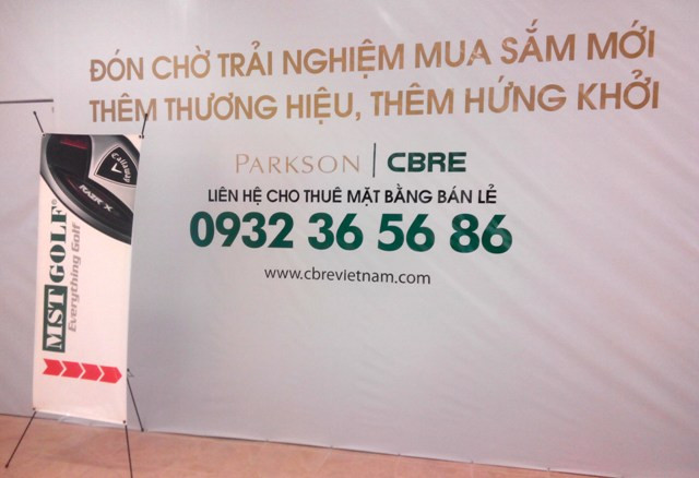 Biển đăng cho thuê mặt bằng bán lẻ đã tồn tại từ lâu tại khu vực trống trong TTTM Parkson Keangnam mà vẫn chưa có ai thuê