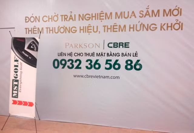 Biển đăng cho thuê mặt bằng bán lẻ đã tồn tại từ lâu tại khu vực trống trong TTTM Parkson Keangnam mà vẫn chưa có ai thuê