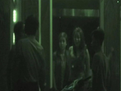 Mỗi khi có khách nước ngoài đi qua, tiếp viên mở cửa đứng chào mời