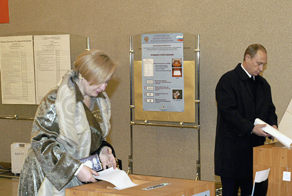 Truyền thông Nga đang trở nên rầm rộ trước thông tin tuyên bố ly dị của tổng thống Putin. Ảnh chụp ông Putin và bà Lyudmila bỏ phiếu bầu cử tổng thống hồi tháng 3/2004