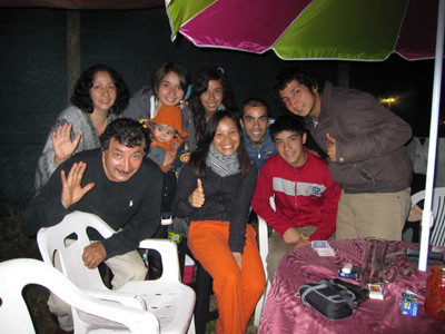 Lan Anh (giữa) và gia đình bố mẹ nuôi người Chile