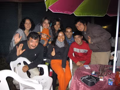 Lan Anh (giữa) và gia đình bố mẹ nuôi người Chile. Lan Anh (giữa) và gia đình bố mẹ nuôi người Chile