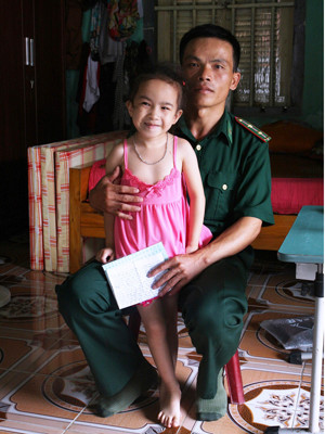 Trung úy Biên phòng Hoàng Sơn Thoại, người góp phần cứu Lục Thị Tuyết và động viên cô đứng dậy sống tiếp