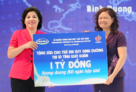 Bà Mai Kiều Liên - CT HĐQT kiêm TGĐ Vinamilk trao tặng 150 ngàn hộp sữa tươi tiệt trùng Vinamilk 100% 