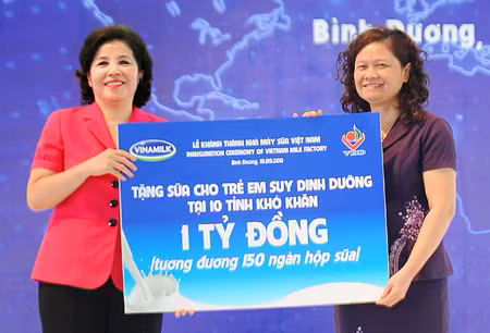 Bà Mai Kiều Liên - CT HĐQT kiêm TGĐ Vinamilk trao tặng 150 ngàn hộp sữa tươi tiệt trùng Vinamilk 100% 