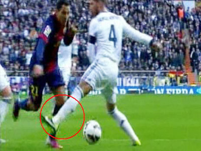 Adriano (áo sẫm) đóng kịch quá tài