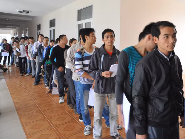 Người hâm mộ xếp hàng nộp công văn mua vé trận Việt Nam - Malaysia trên sân Mỹ Đình. Ảnh: Minh Đức