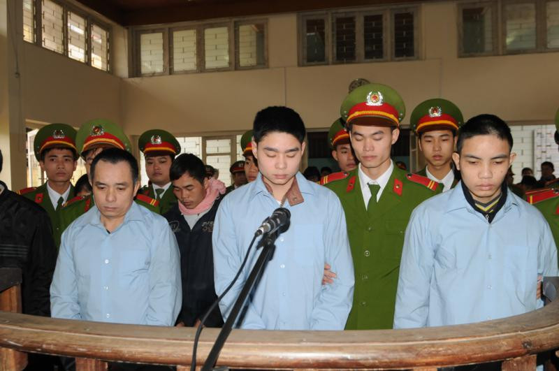 Ba bị cáo Lê Văn Miên (ngoài cùng bên trái); Lê Văn Luyện(giữa); Trương Thanh Hồng đứng trước vành móng ngựa. Ảnh: Tuấn Nguyễn. Ba bị cáo Lê Văn Miên(ngoài cùng bên trái), Lê Văn Luyện(giữa) và Trương Thanh Hồng đứng trước vành móng ngựa. Ảnh: Tuấn Nguyễn