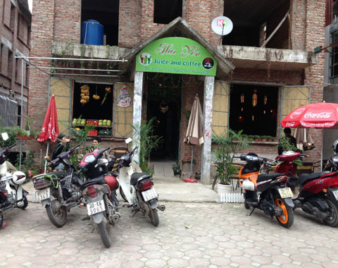 Biệt thự bỏ hoang được tận dụng làm quán cà phê . Biệt thự bỏ hoang được tận dụng làm quán cà phê