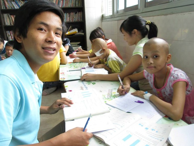 Dù căn bệnh quái ác hành hạ nhưng mỗi khi tới giờ học là mắt các em ánh lên một niềm vui