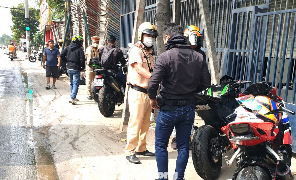 Các phương tiện được đưa vào lề đường