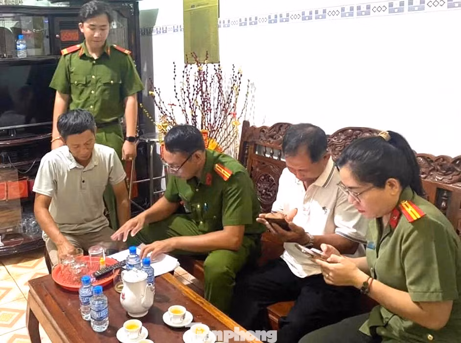 Công an đến tận nhà hướng dẫn người dân cài đặt và kích hoạt ứng dụng VNeID, dịch vụ công trực tuyến