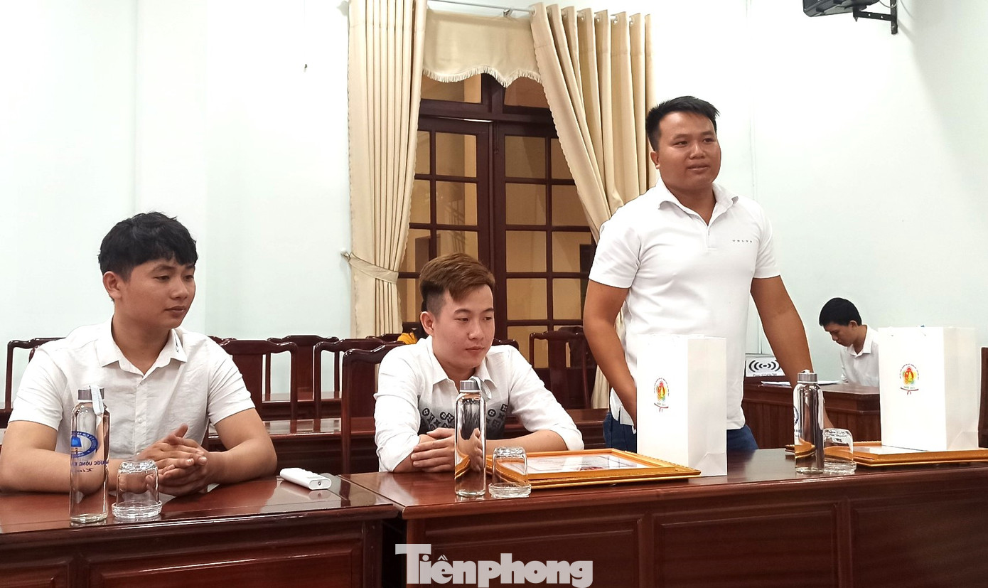 Anh Nguyễn Văn Hảo (đứng) nhớ lại thời điểm phát hiện nạn nhân đuối nước Anh Nguyễn Văn Hảo (đứng) nhớ lại thời điểm phát hiện nạn nhân đuối nước