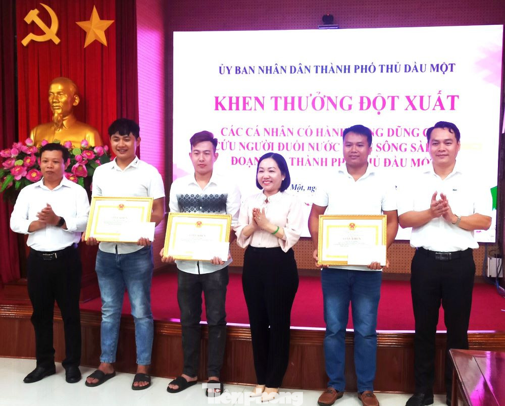 Chủ tịch UBND Thủ Dầu Một Nguyễn Thu Cúc (giữa) và các phó chủ tịch Trần Sỹ Nam (bìa trái), Trần Bảo Lâm (bìa phải) trao khen thưởng cho 3 thanh niên dũng cảm cứu người Chủ tịch UBND Thủ Dầu Một Nguyễn Thu Cúc (giữa) và các phó chủ tịch Trần Sỹ Nam (bìa trái), Trần Bảo Lâm (bìa phải) trao khen thưởng cho 3 thanh niên dũng cảm cứu người