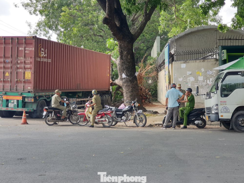 Lực lượng chức năng đến xử lý hiện trường