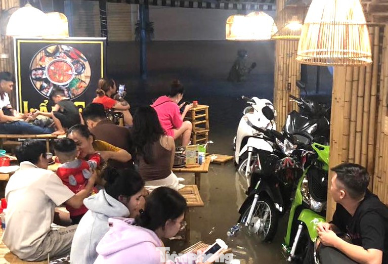 Nước ngập vào quán bên đường Thích Quảng Đức