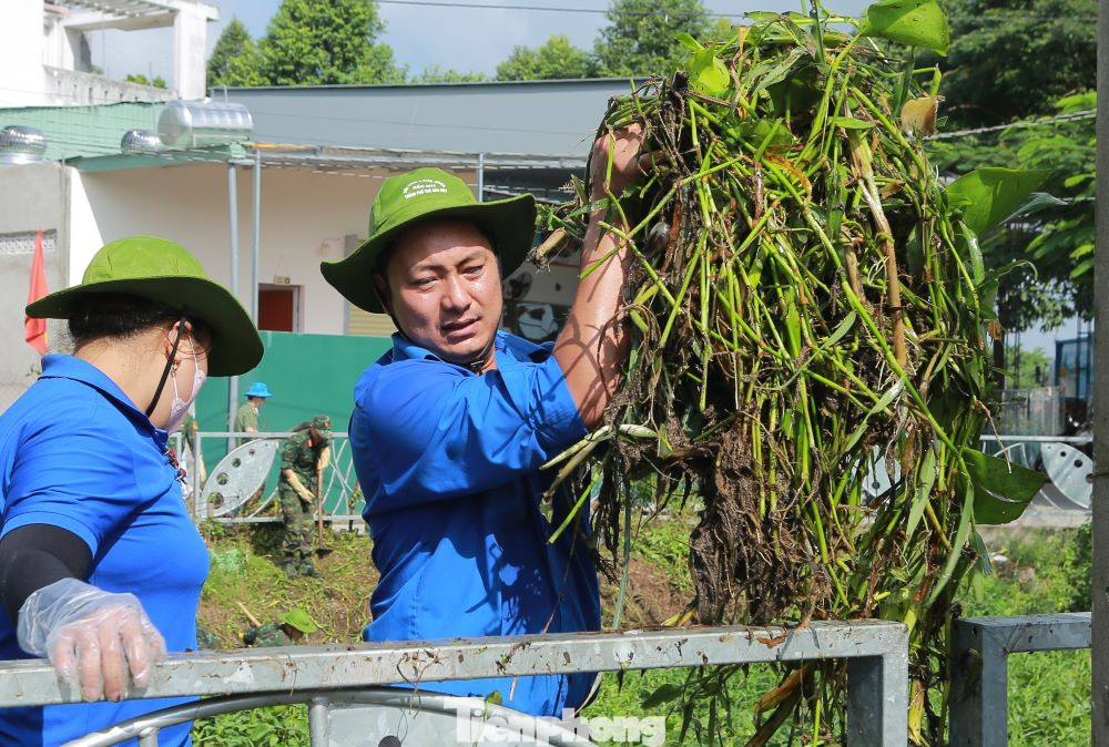 Bí thư Thành Đoàn Thủ Dầu Một Nguyễn Minh Tâm cho biết, việc dọn cỏ, rác thải dưới kênh rạch không chỉ khơi thông dòng chảy mà còn tuyên truyền ý thức bảo vệ môi trường cho người dân, đặc biệt là giới trẻ.