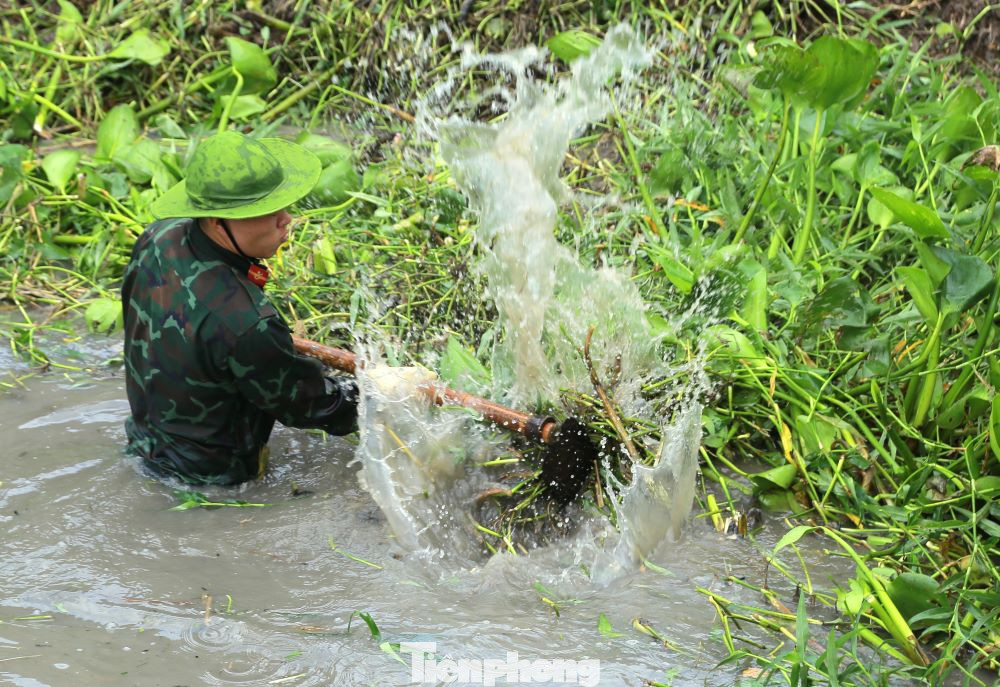 Khơi thông dòng chảy tại kênh Thủ Ngữ (TP Thủ Dầu Một, tỉnh Bình Dương)